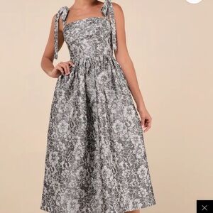 Lulu’s Elegant Gray Floral Women’s Dress
